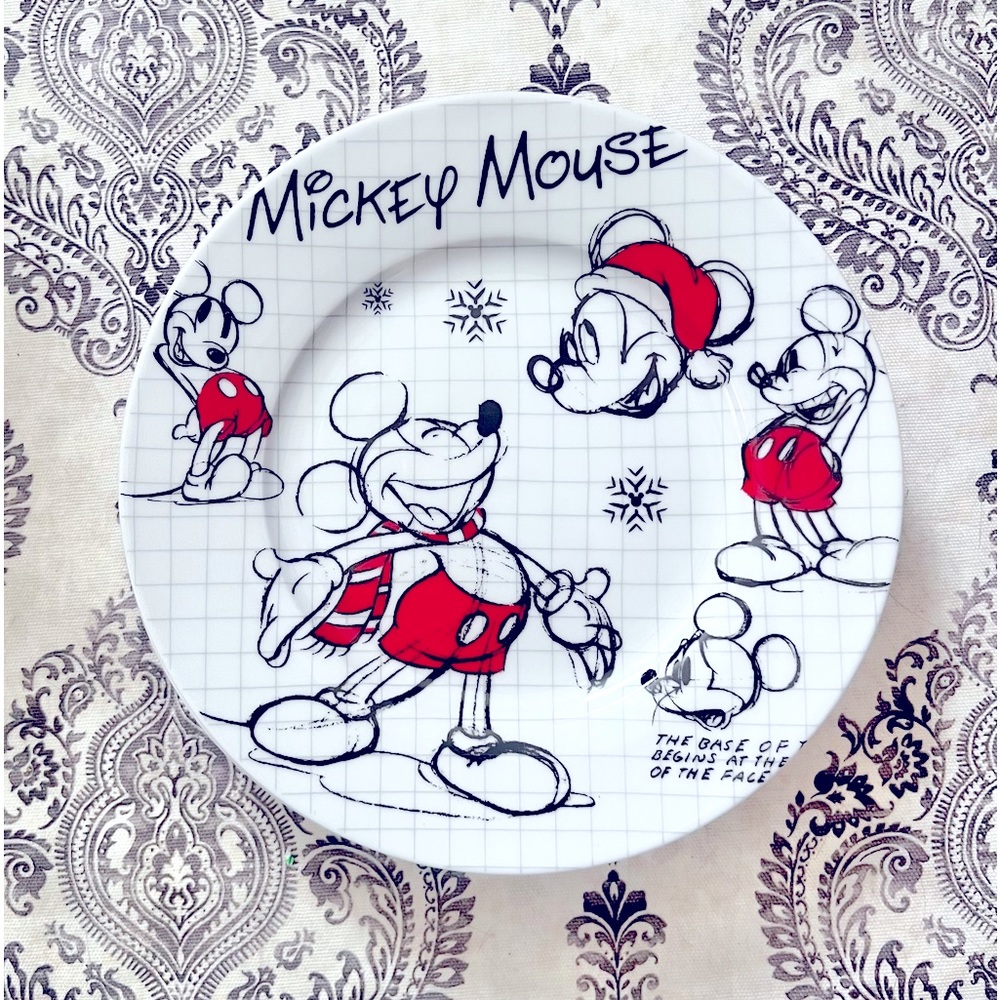 Disney Mickey Mouse Christmas Sketch saucers(4) & 1 large, Excellent Condition - Picture 1 of 3